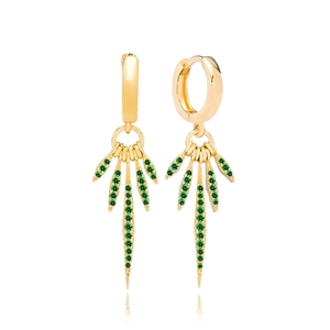 Détail de boucles d'oreilles bohèmes dorées avec pampilles en zircons verts