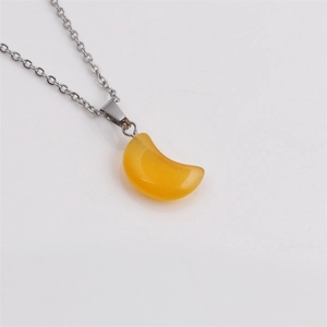 Gros plan détaillé du collier croissant de lune jaune avec chaîne en O argentée sur blanc