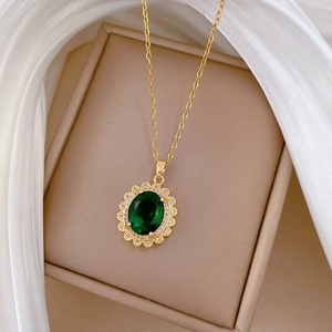 Dettaglio della collana placcata oro con gemma ovale verde e accenti di zircone