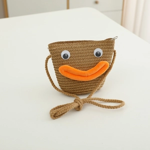 Vue détaillée du sac en paille pour enfants avec bouche en peluche et yeux rigolos
