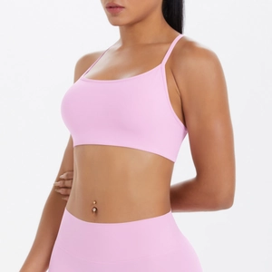 Vue latérale détaillée du soutien-gorge de sport rose et du legging taille haute sur mannequin