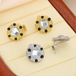 Vue macro de boucles d'oreilles vintage avec cristal carré et pavé de pierres noires