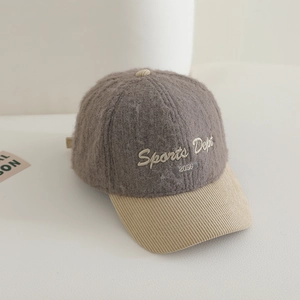 Détail du tissu peluche gris et visière en velours côtelé beige pour casquette
