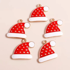 Vue détaillée des breloques chapeau de Noël en émail rouge avec accents d'étoiles dorées