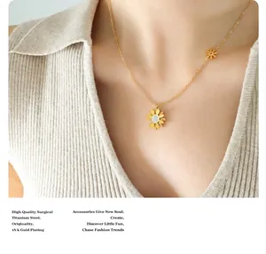 Detalle del collar de margaritas en acero de titanio chapado en oro de 18K