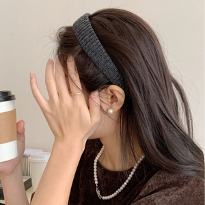 Serre-tête large en tricot gris foncé fait main pour femme pour un look vintage de collège