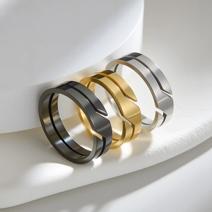 Anelli geometrici minimalisti in acciaio inossidabile nero, oro e argento su supporto