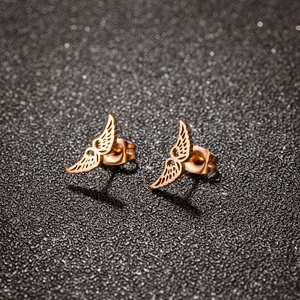 Roségoldene Ohrstecker im Punk-Stil mit Engelsflügeln und feiner Federstruktur