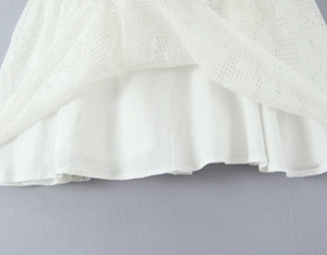 Détail de l'ourlet en dentelle florale blanche à double couche et broderie de la robe d'été