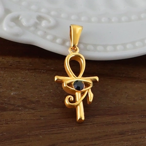 Détail du pendentif croix Ankh plaqué or avec l'Œil d'Horus et pierre précieuse noire