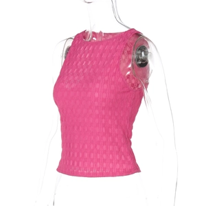 Détail du débardeur court rose présentant une texture gaufrée en maille extensible