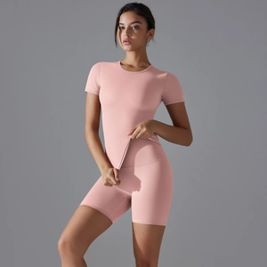 Détail d'un ensemble de yoga mauve en nylon avec haut à manches courtes et short de cyclisme