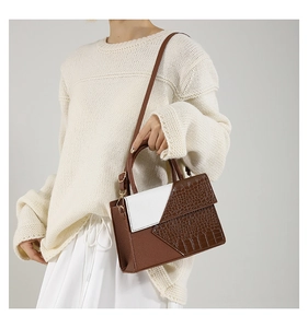 Sac à main bicolore en cuir PU marron et blanc avec motif crocodile sur mannequin