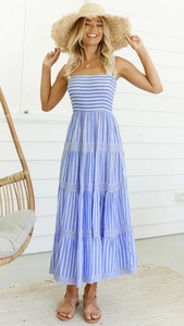 Détail de la robe longue d'été à rayures bleues et blanches avec jupon à volants