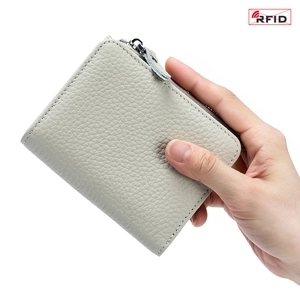 Cartera fina de cuero gris claro para mujer con protección RFID y bolsillo de cremallera