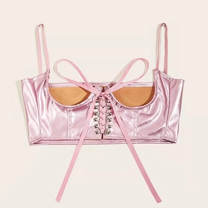 Détail du haut corset rose métallisé avec cordon de serrage et fines bretelles