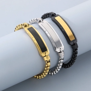 Details von Titanstahl-Armbändern mit Perlenketten und gebürsteten ID-Platten in Farben