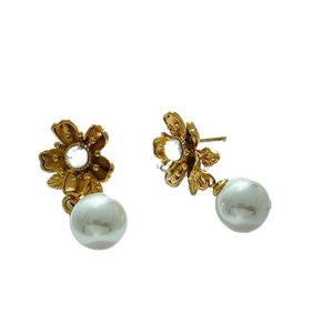 Élégantes boucles d'oreilles fleurs et perles dorées avec pétales en pierre naturelle