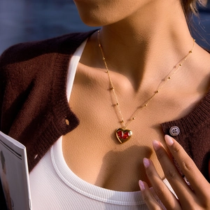 Élégant Collier Pendentif Cœur en Acier Inoxydable pour Femme Zirconia Rouge Incrusté Chaîne à Perles Dorées Bijoux
