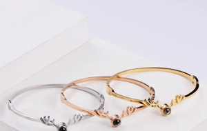 Dettaglio di bracciali a corna di cervo in argento, oro rosa e oro con pietre a proiezione