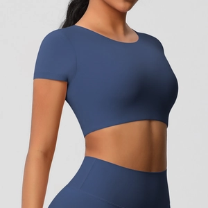 Vue détaillée montrant la texture de l'ensemble de yoga bleu foncé sans couture