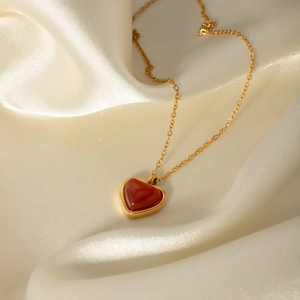 Collana in acciaio inossidabile placcato oro 18K con ciondolo a cuore in agata rossa