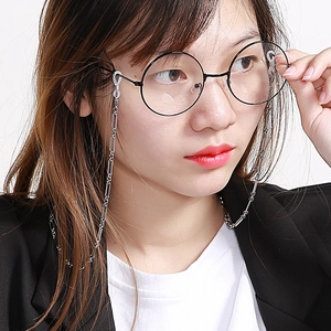 Gros plan d'une chaîne à lunettes en acier titane argenté à maillons carrés