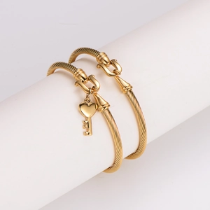 Goldenes Kabel-Armband-Set mit Herz-Schlüssel-Anhänger und U-förmigem Hufeisenverschluss