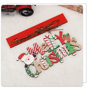 Dettaglio dell'insegna in legno Merry Christmas con renne e decorazioni di pigne