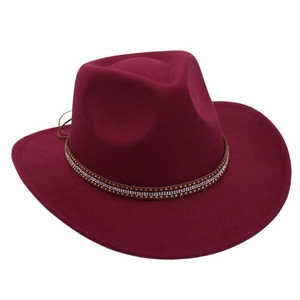 Dettaglio di cappello in lana bordeaux con cinturino in pelle marrone e borchie in metallo