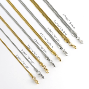 Detailansicht goldener und silberner Schlangenketten in verschiedenen Breiten mit Karabiner