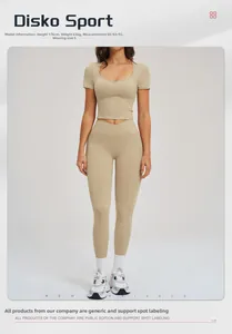 Detail von hellbeige V-Ausschnitt Crop Top und Leggings an einem 176cm Modell