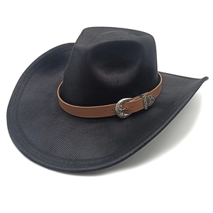 Dettaglio cappello cowboy nero con trama intrecciata e cinturino in pelle marrone e fibbia