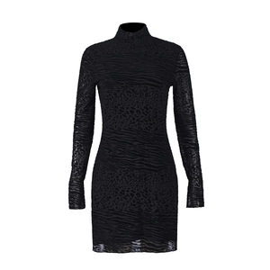 Détail d'une robe noire moulante avec imprimé léopard et zèbre sur maille transparente