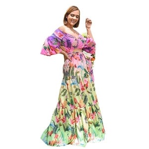 Detalle de vestido largo con estampado floral, hombros descubiertos y manga linterna