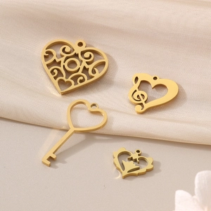 Lot de pendentifs en forme de cœur en acier inoxydable doré sur un fond en soie douce