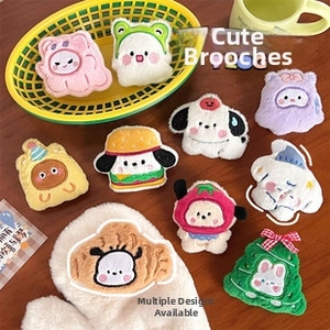 Vista detallada de varios lindos broches de peluche de dibujos animados en un escritorio