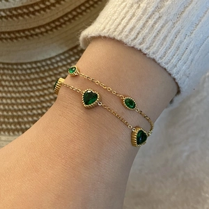 Zweilagiges goldenes Armband-Set mit smaragdgrünen Herz- und Ovalsteinen für Damen