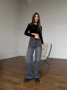 Jean vintage gris délavé à coupe droite et taille basse avec crop top noir à manches