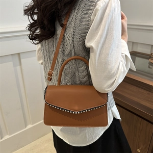 Braune Vintage PU-Leder Umhängetasche mit Silbernieten und Tragegriff für Damen