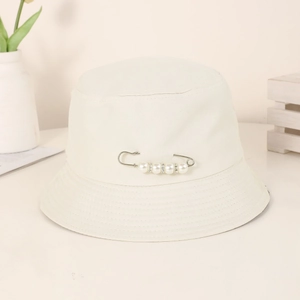 Cappello a secchiello bianco in cotone con nastro arcobaleno e spilla di perle