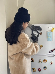 Set de invierno con guantes de punto a rayas, gorro y chaqueta de pelo sintético beige