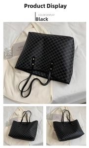 Dettaglio borsa tote nera con monogramma, rivetti dorati e texture in pelle da ufficio