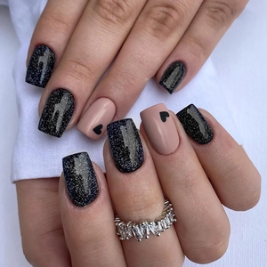 Faux Ongles Noirs Pailletés Nude Forme Carrée Longueur Moyenne Esthétique Sombre Motif Coeur Manucure Pour Femmes