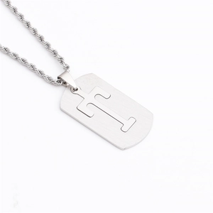 Gros plan du collier hip-hop en acier titane avec un pendentif rectangulaire lettre T
