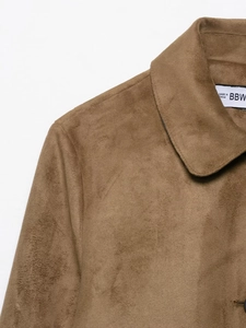 Detailansicht von Kragen und Schulter einer braunen Kurzjacke in Wildlederoptik