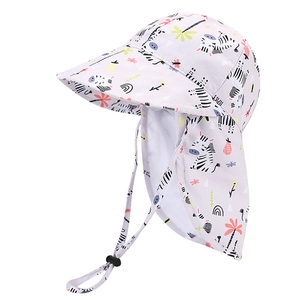 Dettaglio cappello sole rosa per neonati con stampa zebra e protezione per il collo