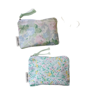 Petit porte-monnaie en coton à fleurs avec fermeture éclair et étiquette tissée