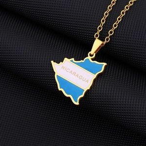 Détail macro du pendentif carte du Nicaragua avec émail bleu et blanc sur fond quadrillé