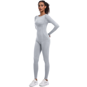 Dettaglio del set yoga grigio chiaro senza cuciture con trama a compressione e design slim